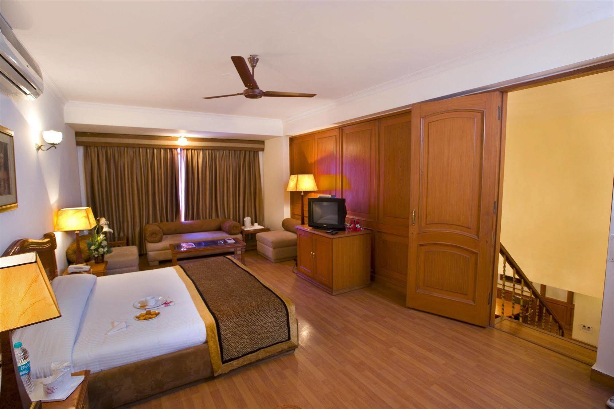 The Bmk Hotel New Delhi Eksteriør billede