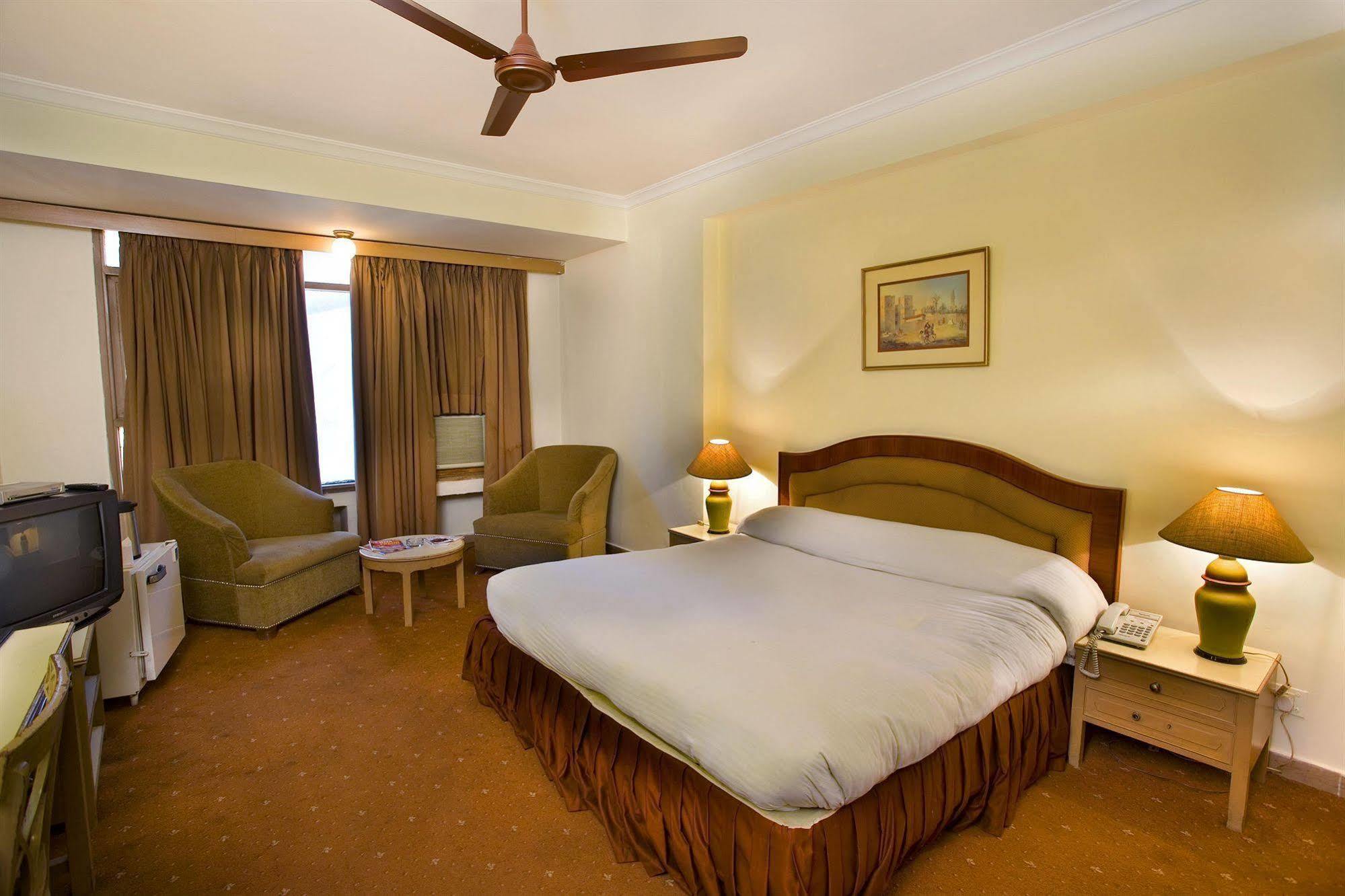The Bmk Hotel New Delhi Eksteriør billede